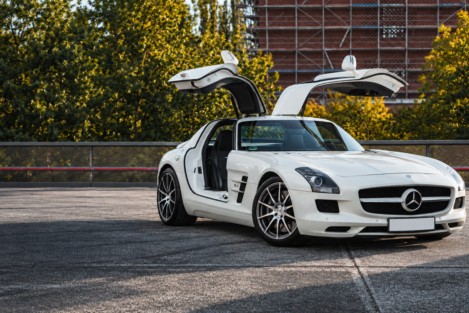 Weißer Mercedes SLS mit Flügeltüren in Hannover